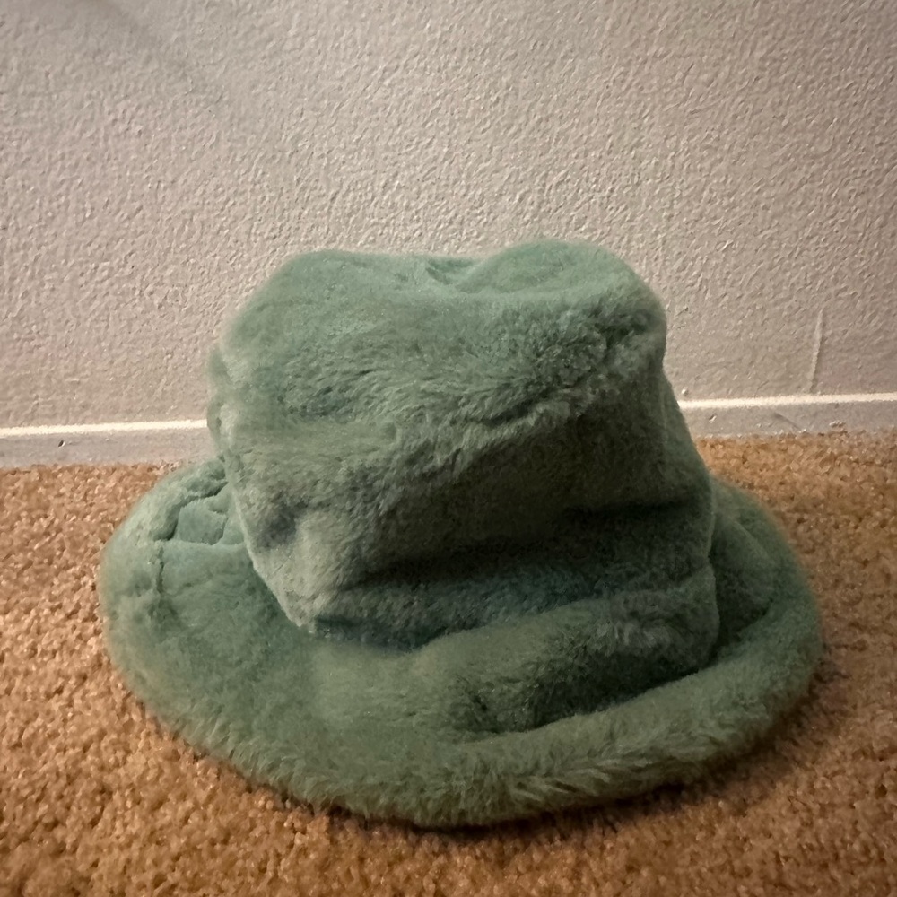 FUZZY BUCKET HAT